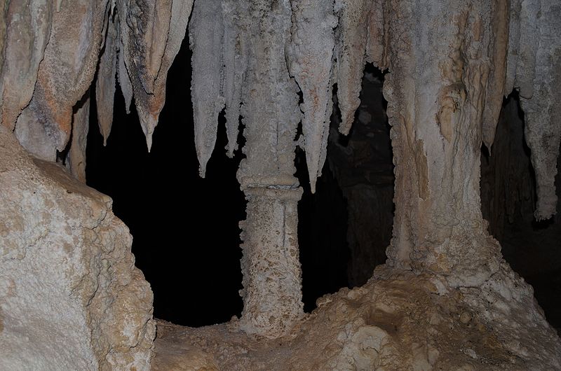 File:Início do encontro da estalactite e estalagmite.jpg