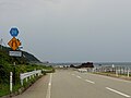馬緤町の海岸線を走る石川県道28号大谷狼煙飯田線
