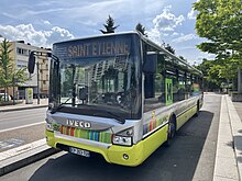 Iveco Bus Urbanway 12 n°1300 sur la ligne M2 du réseau STAS vu ici au terminus Gare de Firminy attendant son départ pour La Metare. Véhicule appartenant au sous-traitant SRT.