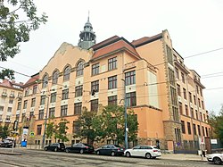 Az iskola épülete a Fehérvári út felől nézve