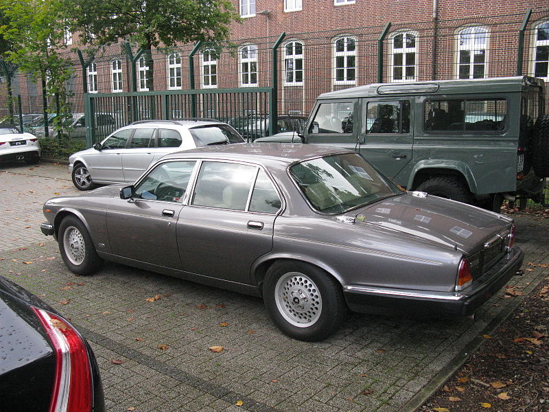 File:Jaguar Sovereign V12 (9986864436).jpg