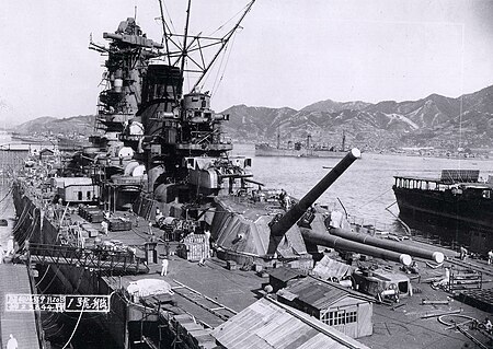 Tập_tin:Yamato_battleship_under_fitting-out_works.jpg