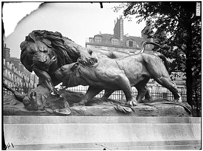 Auguste Cain, Lion et lionne se disputant un sanglier jardin des Tuileries (photo d'Eugène Atget).