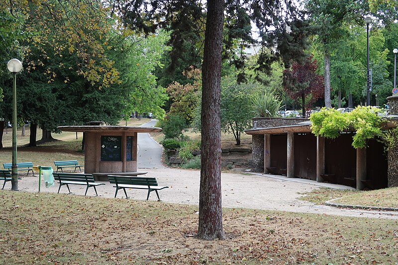 File:Jardins du Trocadéro bancs, Paris 16e.jpg