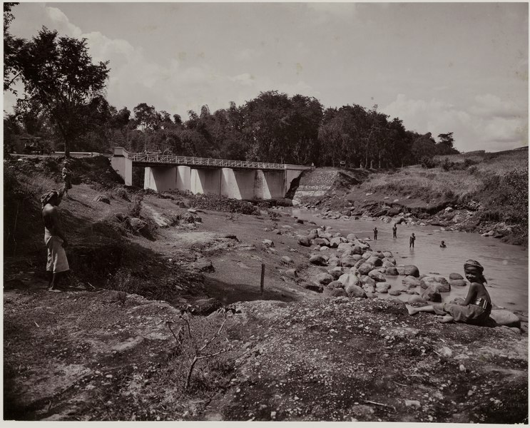 File:KITLV - 28638 - Kurkdjian - Soerabaja - Bridge over a river in Java - circa 1912.tif