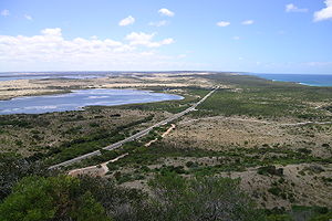 Vue sur la partie orientale de l'île depuis une montagne de sable à son point le plus étroit