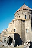 Die armenische Kirche der Heiligen Apostel, die in die Kumbet-Jamiya-Moschee umgewandelt wurde, wobei das Kreuz durch einen Halbmond ersetzt wurde