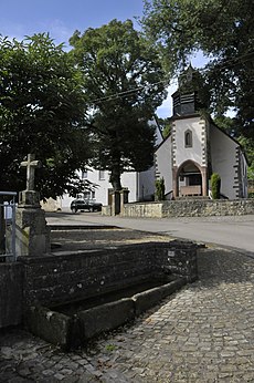 Kelsen-Kirche-Dorfbrunnen-Kreuz.JPG