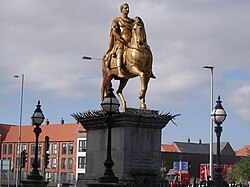 The statue of William 'King Billy' III and its flanking lamps down Lowgate