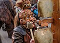 File:Kirchseeoner Perchtenlauf 2023-2024 in Grafing - Zwirbler mit Römerhelm beim Glockenspiel.jpg