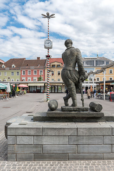 File:Klagenfurt Benediktinerplatz Steinerner Fischer 09092015 7236.jpg