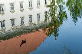 Klagenfurt Viktring Stift Park Teich Wasserspiegelung der Südfront 23052022 9328.jpg