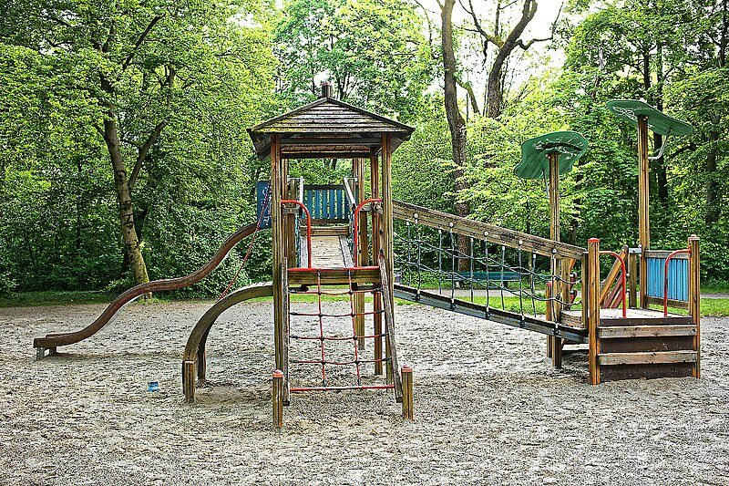 File:Kronepark 2019 (Spielplatz, Zäune) 10.jpg