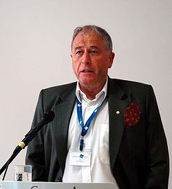 Kurt Wüthrich dando una conferencia en el Foro Europeo en Alpbach, 2005, Austria