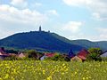 Der Kyffhäuser ist ein Berg. Dort hat man ein Denkmal für Kaiser Barbarossa gebaut.