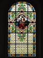 Vitráž v severním okně kaple sv. Josefa Kalasanského v Kyjově. Ježíš Kristus odpouští hříchy mladému kajícníkovi. V pozadí je na stromě had, symbolizující Satana.
