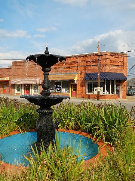 File:Lanett, Alabama Fountain.JPG