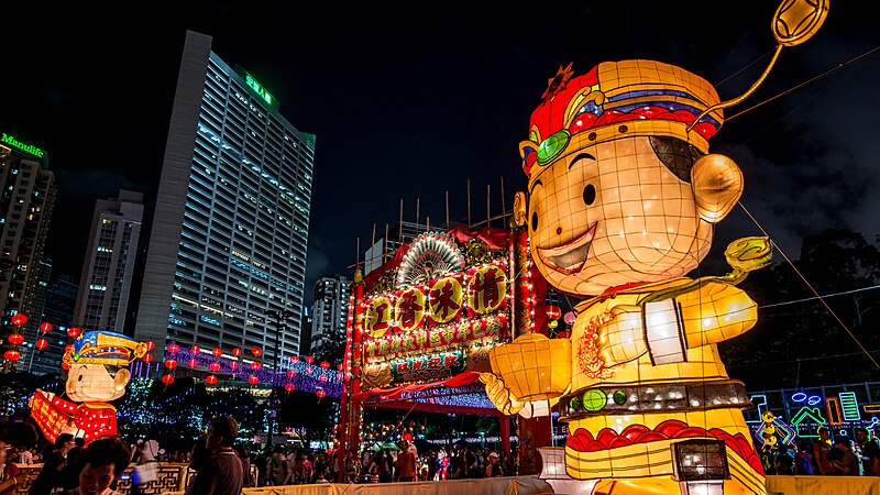 Plik:Lanterns at Mid-Autumn Festival, Hong Kong; September 2013 (02).jpg