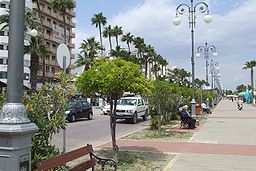 Strandpromenaden i Larnaca med hotell i omgivningen.