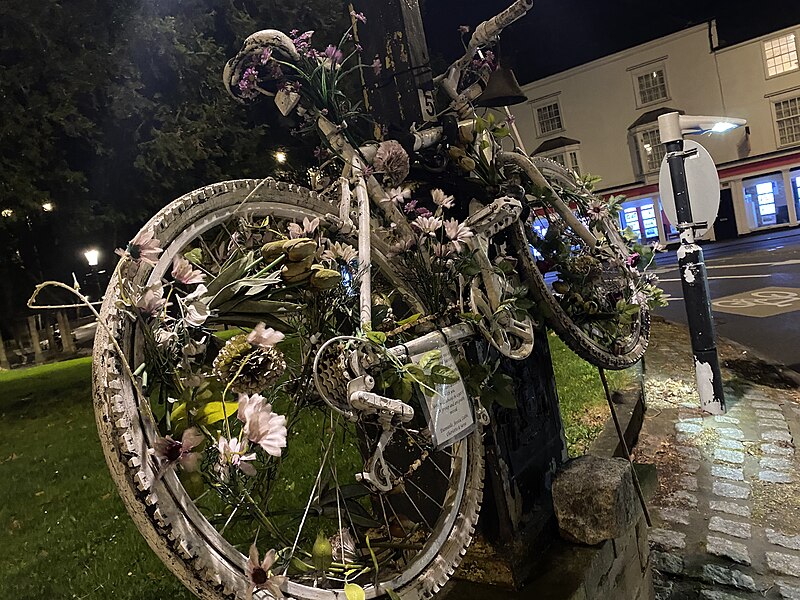 File:Ling's Ghost Bike 1.jpg