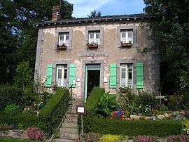 The lock keepers cottage, in Saint-Baudelle