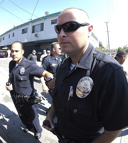 File:Los Angeles Police Department officers at a crime scene in July 2007.jpg