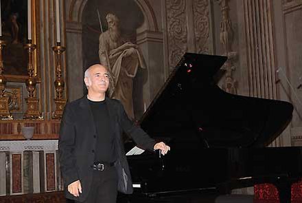 Einaudi at a solo performance in 2008