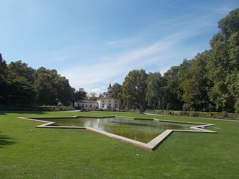File:Ludwigshafen Denkmalzone Ebertpark September 2018.jpg