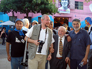 People in front of Galpón Víctor Jara (← es-Wikipedia-article↑)
