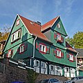 Wohnhaus in offener Bebauung, mit Stützmauer (Teil der Gartenstadt-Siedlung Sonnenleite)