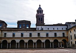 Piazza Castello mit dem Campanile der Basilika Palatina di Santa Barbara