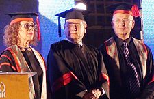 Gilbert (uprostřed) přebírá čestný doktorát na Ben Gurionově univerzitě v Izraeli