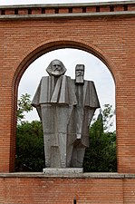 Standbeeld van Karl Marx en Friedrich Engels, in kubistische stijl