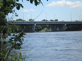 De Médéric-Martin-brug over de Rivière des Prairies.