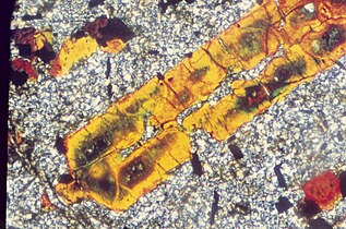 Microscopic photo of a bauxite thin section (length 0,82 mm) shows a relic of pyroxene in a gibbsite matrix.