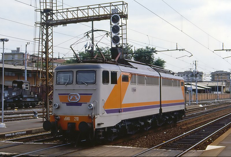 File:Milano - stazione Greco Pirelli - locomotiva E.646.210 - 11-04-1987.jpg