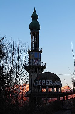 Riproduzione di minareto nella città fantasma di Consonno, Olginate, Italy