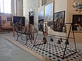 Vue de l'exposition Mirabilis dans la grande chapelle du Palais des Papes à Avignon