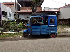 Mobil Bajaj Roda Tiga Di Ampera Kebumen Jateng Indonesia.jpg