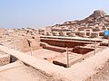 Mohendžo-daro, eno največjih mest v Indu. Pogled na Veliko kopališče mesta, ki prikazuje okoliško mestno ureditev.
