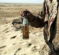 Člen demoličního týmu z Task Force Alpha, 2nd Marine Division, ukazuje zápalnou láhev, která selhala během války v Zálivu