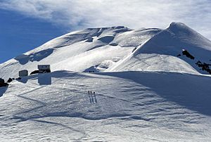 Gipfelaufbau des Mont Blanc mit Bosses-Grat und Vallot-Hütte