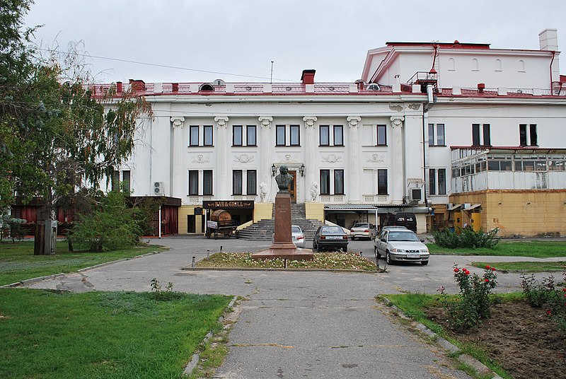 File:Monument to N. Gogol in Volgograd 001.jpg