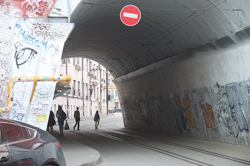 File:Moscow, gauntlet track at Syromyatnichesky Passage (40257858740).jpg