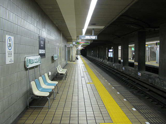 640px-Nagoya-subway-M24-Myoon-dori-station-platform-20100316.jpg