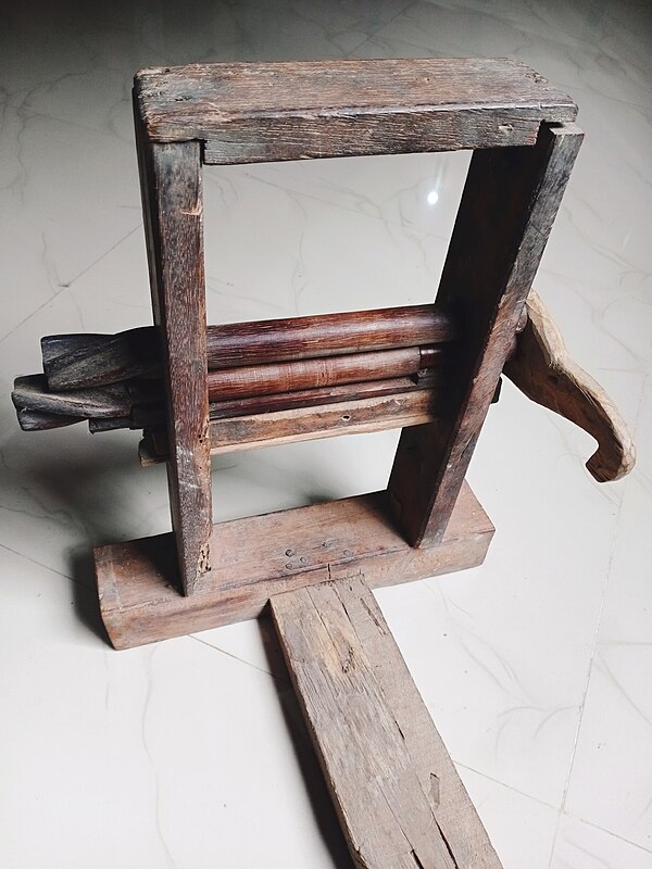 A Neuthoni, a type of worm gear cotton gin from Assam.