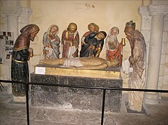Une mise au tombeau du XVe siècle, située dans la crypte romane