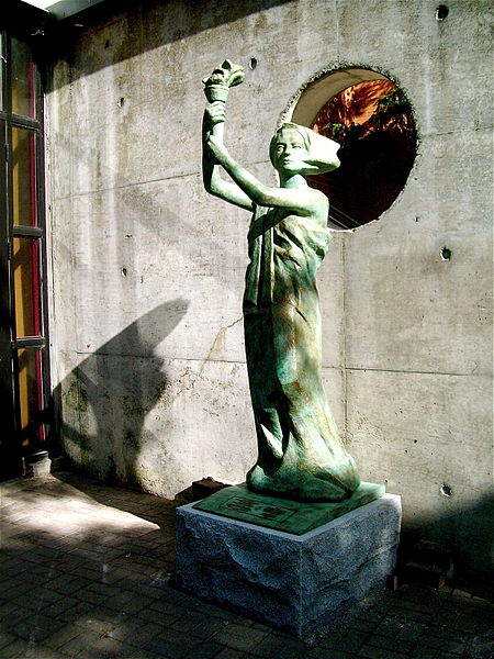 ไฟล์:New_statue_of_Goddess_of_Democracy_at_York_University.jpg