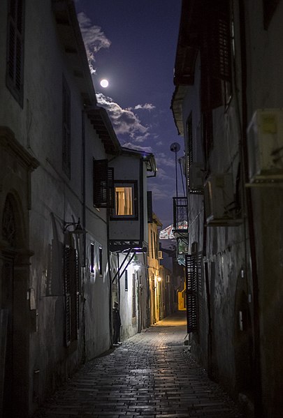 File:Night in backstreet Nicosia.jpg