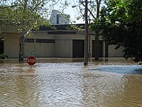 左: 2006年の竜巻で破壊された聖パトリック教会 右: 2008年の洪水で冠水した通りとアイオワ近代美術館